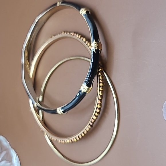 Three bangle bracelets in gold and black color - Picture 2 of 7